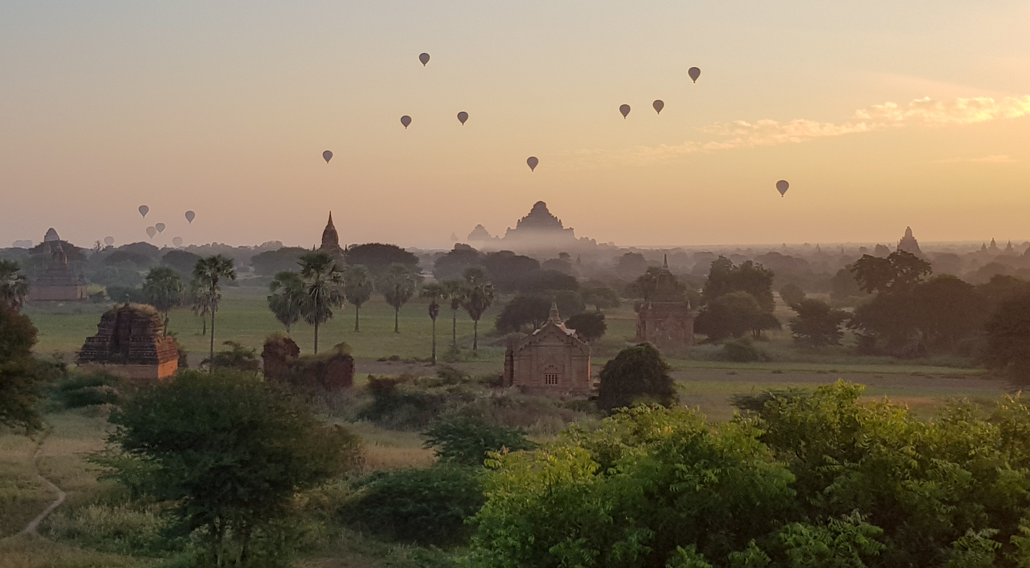 Sonnenaufgang in Bagan mit Ballons