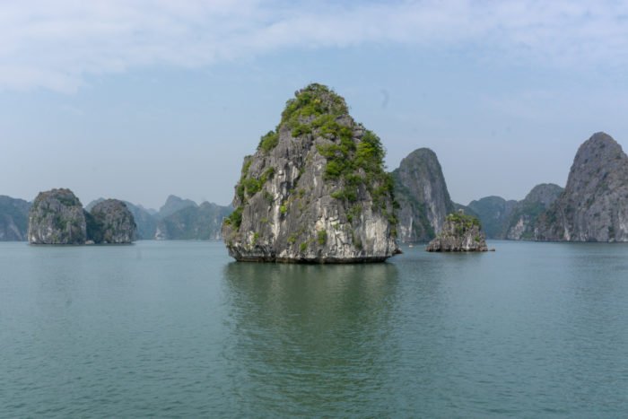Kaltsteinfelsen in der Halong Bucht