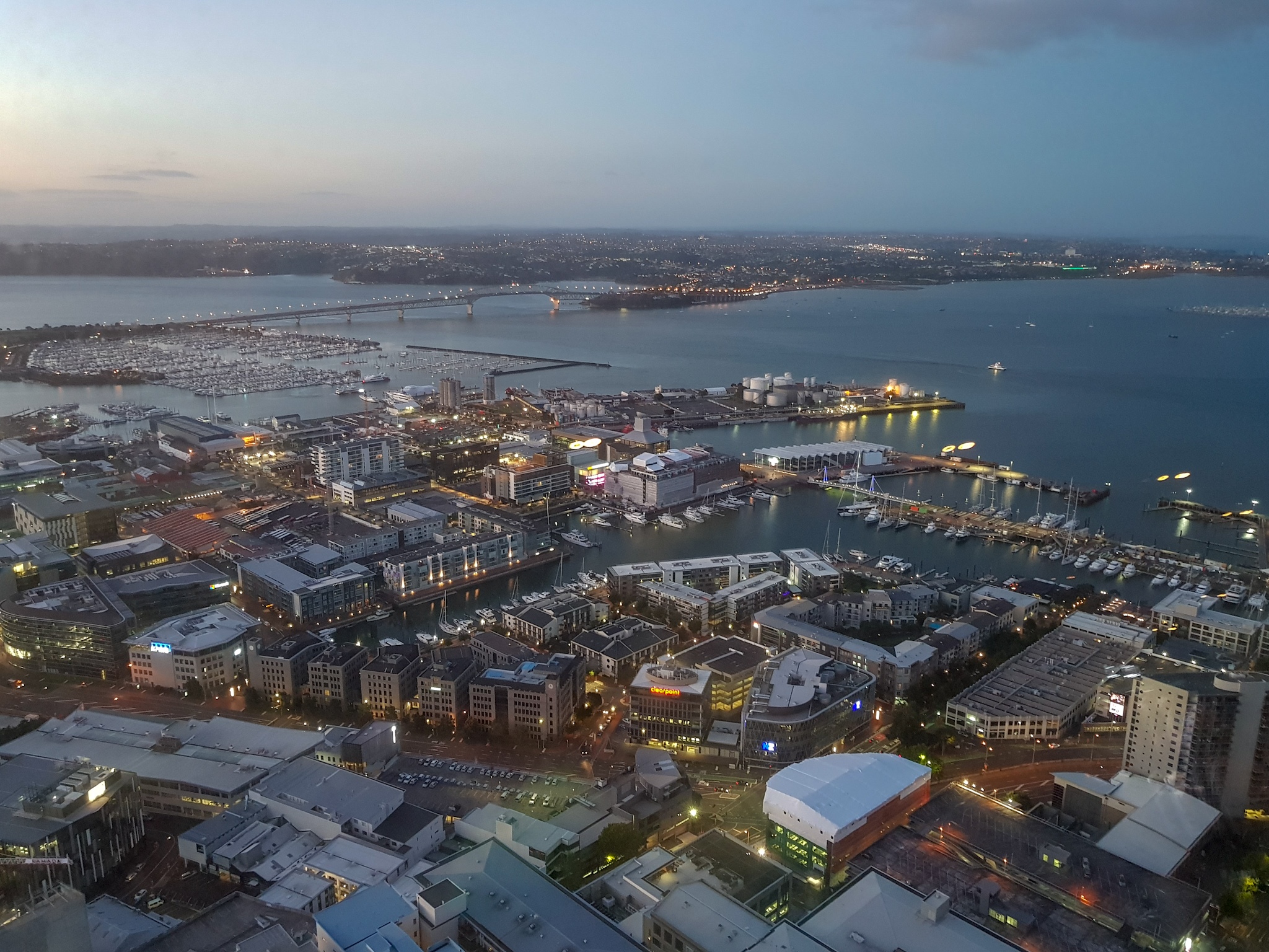 Sonnenuntergang auf dem Skytower in Auckland