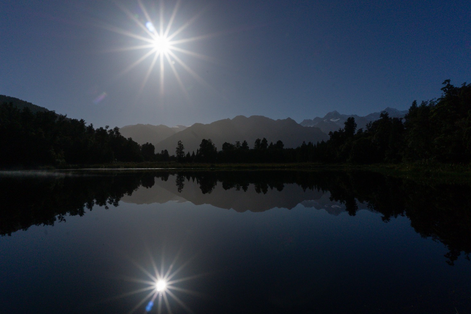 Lake Matheson mit Gegenlicht