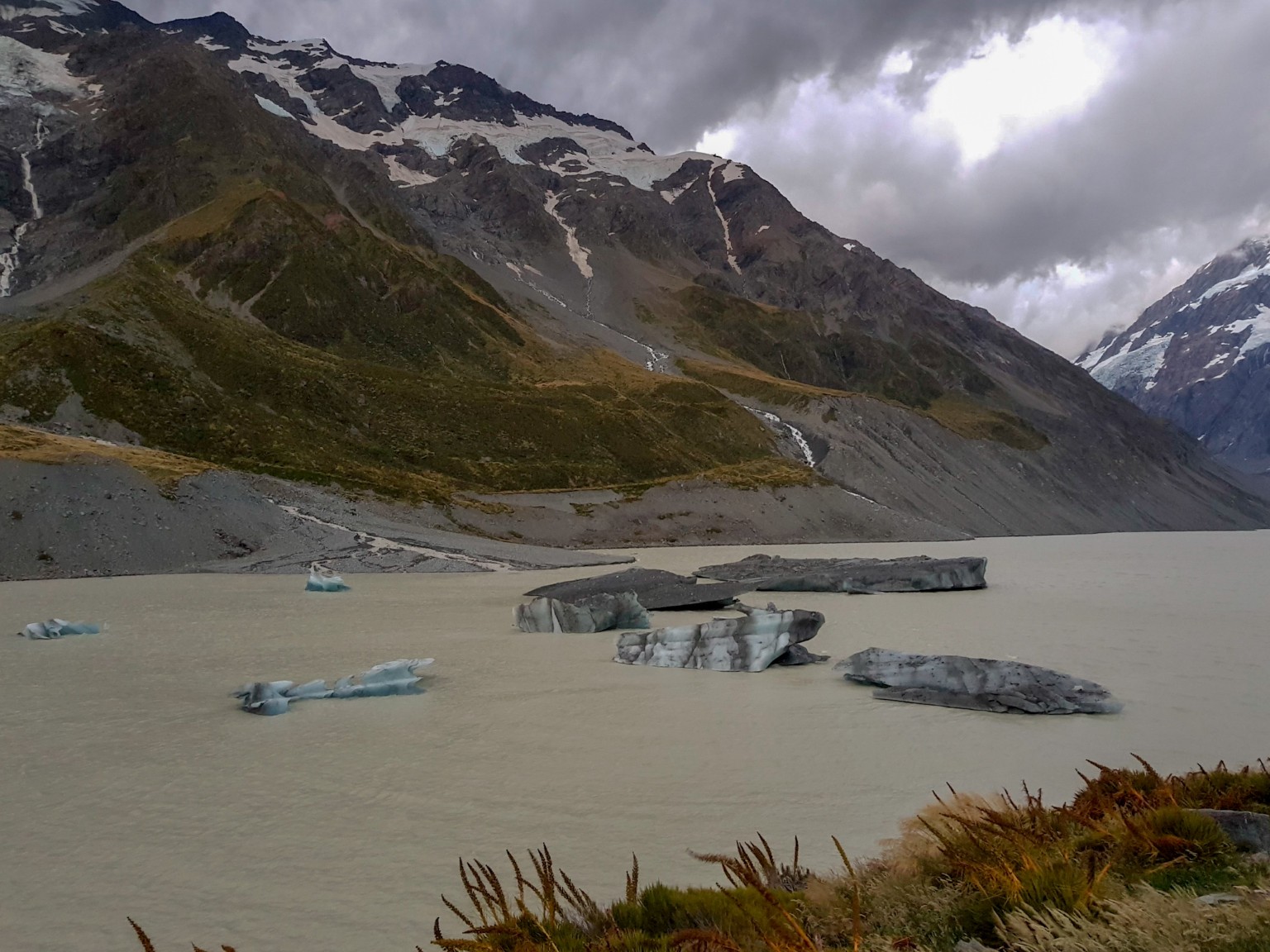 Hooker Lake mit Eisschollen